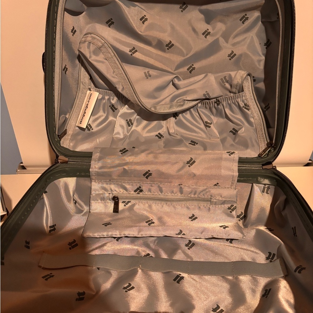 it Luggage Glitzy hardside vanity case in an olive green color - Picture 4 of 4